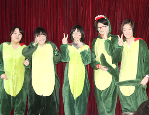 国际高中预备班学生表演
