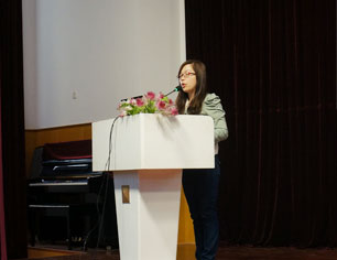 施老师在做签证指导